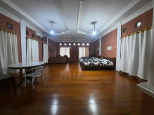 - une chambre avec un lit et une table dans l'établissement WISMA ACIDALIA SYARIAH, à Bandung