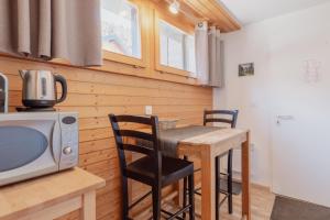 Kuchyň nebo kuchyňský kout v ubytování Studio dans le plus beau village de Suisse