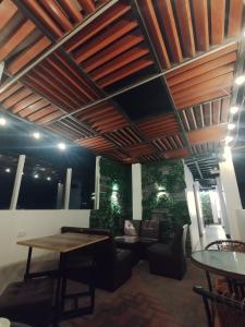 - un salon avec un plafond en bois et une table dans l'établissement Hospedaje Diamantes, à Huacho