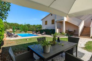 Bazén v ubytování App Sadina with Private Pool and Garden nebo v jeho okolí