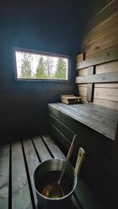 una habitación con un cubo en la esquina de una casa en In Love with Lapland Cabin en Ranua