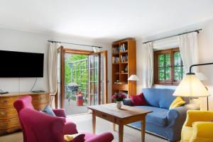 a living room with a blue couch and a table at Ferienhaus Auszeithaus 