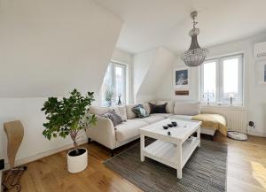 - un salon avec un canapé et une table dans l'établissement Lovely apartment with sea view on Hono, à Hönö