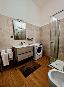 een badkamer met een wastafel en een wasmachine bij Sea Lion in Trani
