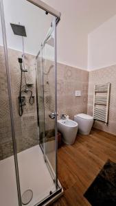 W łazience znajduje się prysznic, umywalka i toaleta. w obiekcie Sea Lion w mieście Trani
