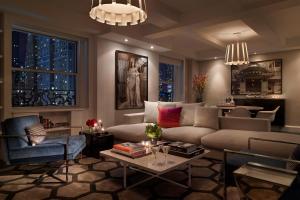 uma sala de estar com um sofá e uma mesa em Paramount Hotel Times Square em Nova York