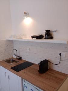 Kuchyň nebo kuchyňský kout v ubytování Meltemi Rooms and Studios