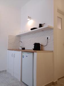 Kuchyň nebo kuchyňský kout v ubytování Meltemi Rooms and Studios