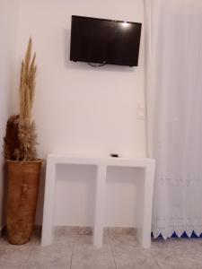 TV a/nebo společenská místnost v ubytování Meltemi Rooms and Studios
