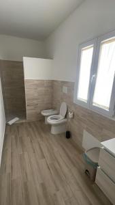 ein Badezimmer mit Toilette und Waschbecken in der Unterkunft L'Oro Verde in Moricone + 12 Fotos