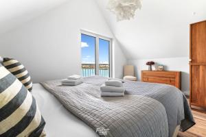 um quarto com uma cama com toalhas em An der Ostsee em Olpenitz