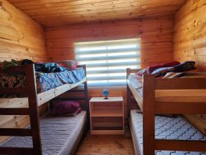 a bedroom with two bunk beds in a log cabin at Cabaña 6 personas Pichilemu excelente ubicación in Pichilemu +3 photos