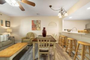 Posezení v ubytování Gulf View 16 by Vacation Homes Collection