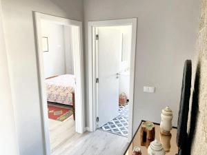 une chambre avec une porte menant à une chambre dans l'établissement One bedroom house with city view balcony and wifi at Castelo Branco, à Castelo Branco