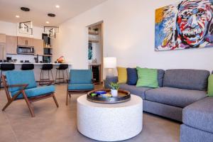 un soggiorno con un divano e un tavolo di Modern Beachfront Residence with Resort Amenities a El Pescadero