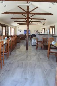 Adam Villa New Venecia El Ain El Sokhna في العين السخنة: غرفة كبيرة مع طاولات وكراسي خشبية