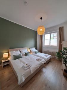 een slaapkamer met een groot wit bed en een raam bij Am Altstadtmarkt - City Center - Innenstadt - Küche - Smart-TV in Braunschweig