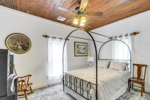 1 dormitorio con 1 cama y ventilador de techo en Cozy Carterville Home 3 Mi to Crab Orchard Lake! 
