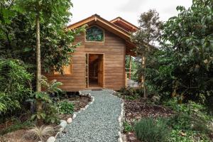 una casa con un camino que conduce a la puerta principal en Tominejo Ecolodge Casas en los árboles, en Neira