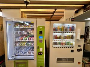 ein Verkaufsautomat in einem Geschäft mit Getränken und Speisen in der Unterkunft The Snooze Hotel Marine Parade in Singapur