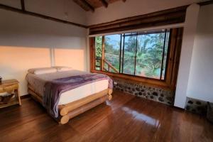 Ein Bett oder Betten in einem Zimmer der Unterkunft Casa de campo con piscina, canchas, cascada y piscina natural