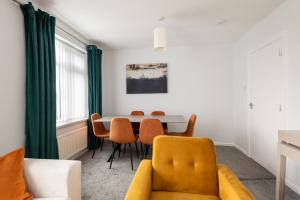 Posezení v ubytování Stunning two bedroom house close to Durham and A1