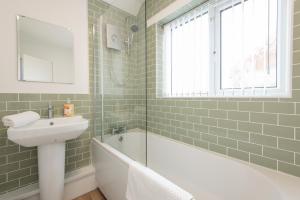 Koupelna v ubytování Stunning two bedroom house close to Durham and A1 + 20 fotografií