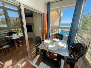a dining room with a table and chairs and the ocean at Apartamento Gandia Bellreguard 3000 in Bellreguart