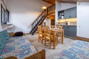 een keuken en eetkamer met een tafel en stoelen bij Skyhook: Batiment B in Chamonix-Mont-Blanc