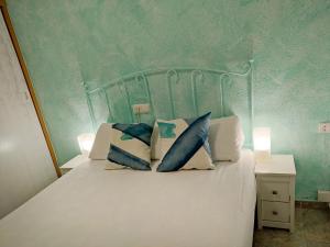 a bed with two pillows on it in a bedroom at Apartamento Gandia Bellreguard 3000 in Bellreguart