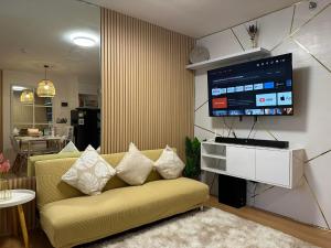 TV a/nebo společenská místnost v ubytování Raven's Nest Cozy Condo with Netflix Wi-fi in Imus