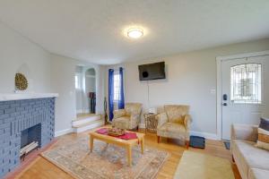 Μια τηλεόραση ή/και κέντρο ψυχαγωγίας στο Inviting Vacation Home 2 Mi to Mill Creek Falls!