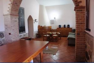 een woonkamer met een tafel en een eetkamer bij VILLA CATERINA in Calasetta