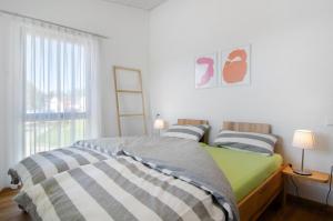 1 dormitorio con cama y ventana en Ferienwohnungen Walz, en Pfullendorf