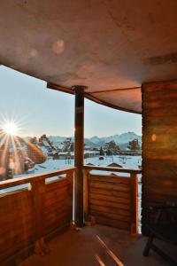 uma vista para uma montanha de neve a partir de uma janela em IMMODREAMS - L'Igloo - Avoriaz em Avoriaz