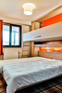 ein Schlafzimmer mit einem Bett und einem Etagenbett in der Unterkunft IMMODREAMS - L'Igloo - Avoriaz in Avoriaz