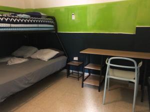 Ein Bett oder Betten in einem Zimmer der Unterkunft Zebulo Hostel