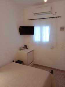 TV a/nebo společenská místnost v ubytování Meltemi Rooms and Studios