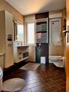 uma casa de banho com um WC e um lavatório em Vesna Rooms em Crikvenica