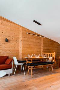 a dining room with a table and a boat at IMMODREAMS - Le Chalet - Avoriaz in Avoriaz
