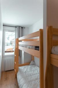 a couple of bunk beds in a room at IMMODREAMS - Le Chalet - Avoriaz in Avoriaz
