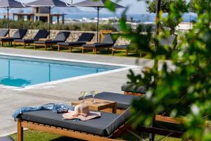 Bazén v ubytovaní Basilico Suites Adults Only by Estia alebo v jeho blízkosti