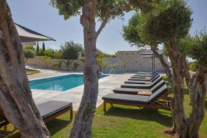 Bazén v ubytovaní Basilico Suites Adults Only by Estia alebo v jeho blízkosti
