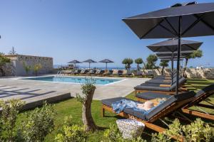 Bazén v ubytování Basilico Suites Adults Only by Estia nebo v jeho okolí
