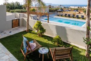 Bazén v ubytovaní Basilico Suites Adults Only by Estia alebo v jeho blízkosti