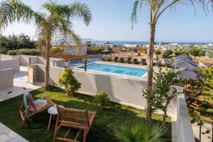 Bazén v ubytovaní Basilico Suites Adults Only by Estia alebo v jeho blízkosti