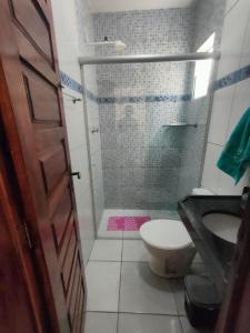 ein Bad mit einer Dusche, einem WC und einem Waschbecken in der Unterkunft Casa de Temporada no Maior São João do Mundo in Campina Grande