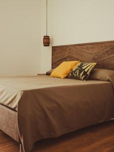 ein Bett mit zwei Kissen darauf in einem Schlafzimmer in der Unterkunft U Zuccareddu in Alcamo