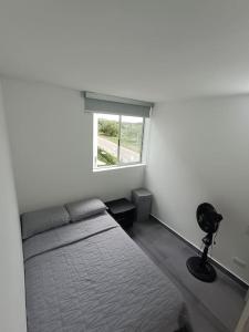 a bedroom with a bed and a window at Apartamento en el sur de Cali in Cali
