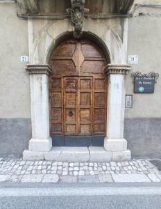 une grande porte en bois sur le côté du bâtiment dans l'établissement Bed & Breakfast De Contra, à Villetta Barrea